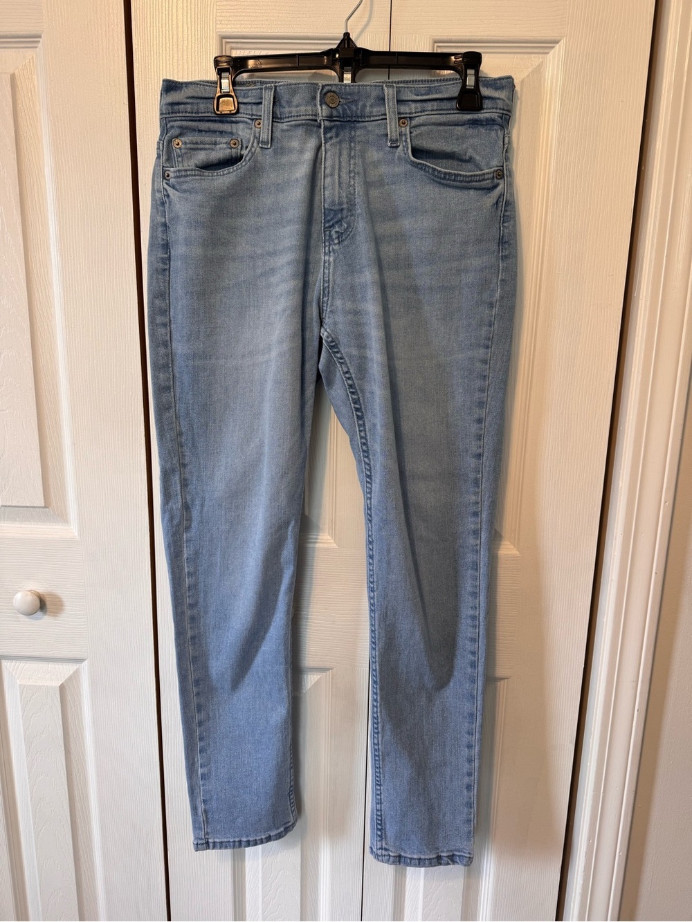 Light Wash Men’s Hollister Taper Jeans Sz 30x30 but see pics for measurements - Picture 2 of 9